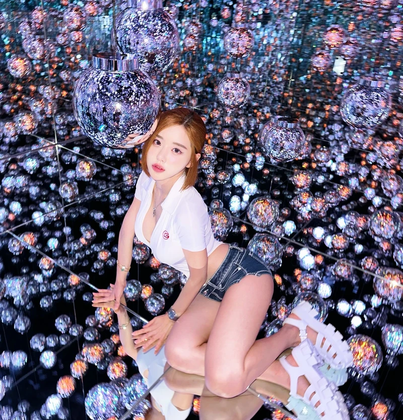 Vẻ đẹp cá tính của DJ Soda bikini dưới nắng chiều vàng