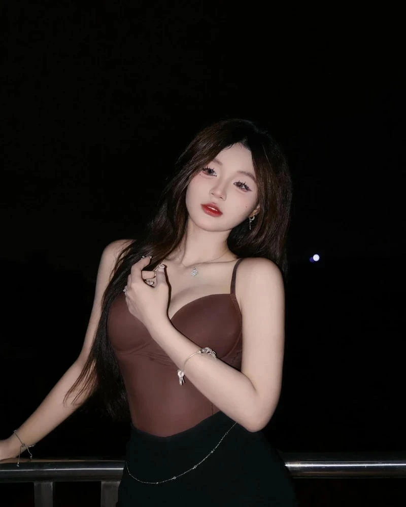 Vẻ đẹp của Bình An TikTok mặc bikini nổi bật với thần thái tự tin
