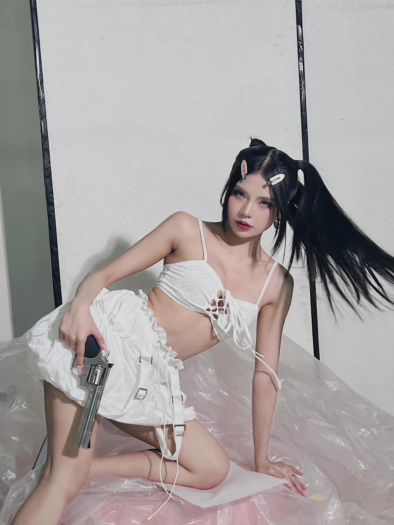 Vòng một căng tròn nổi bật trên mai dora bikini