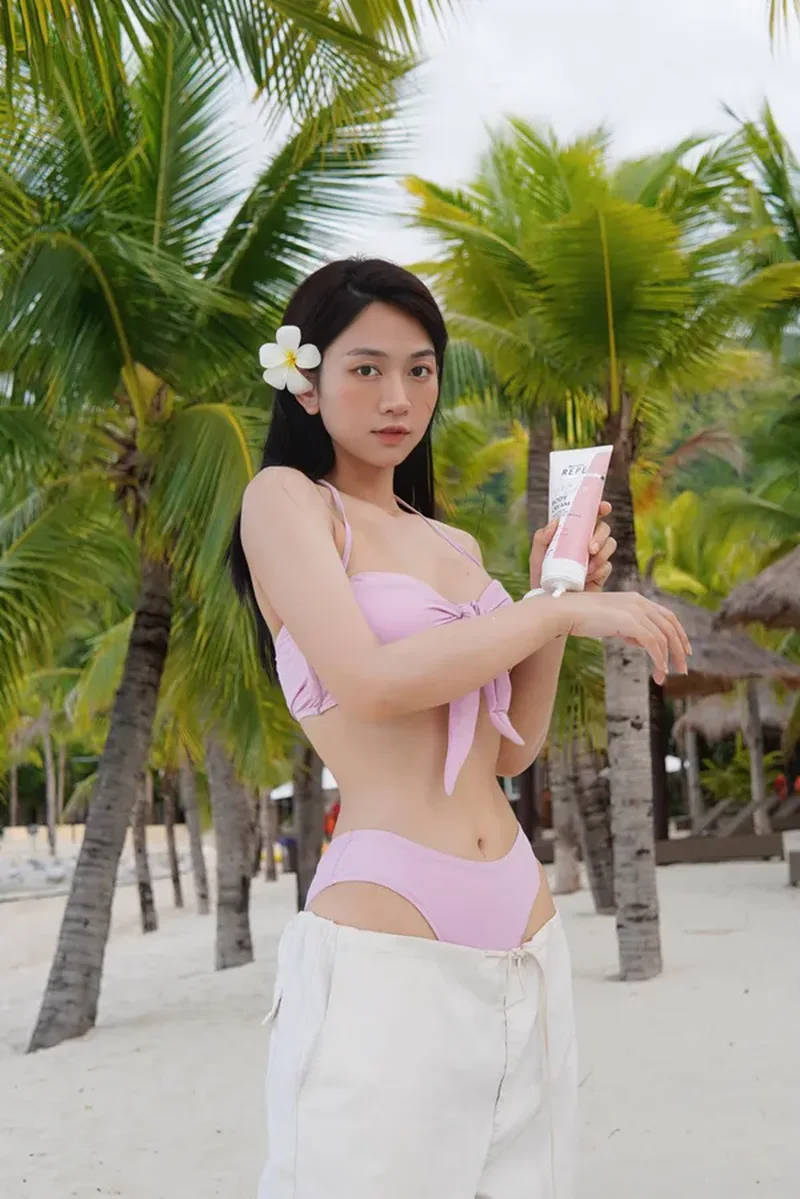 Vòng một đầy đặn nổi bật qua lớp vải bikini mỏng