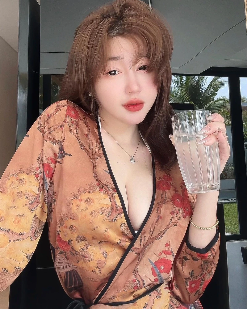 Ảnh Elly Trần bikini sexy với nhan sắc nổi bật cuốn hút
