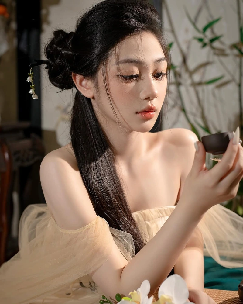 Ảnh Trần Hà Linh bikini với gương mặt xinh đẹp nổi bật