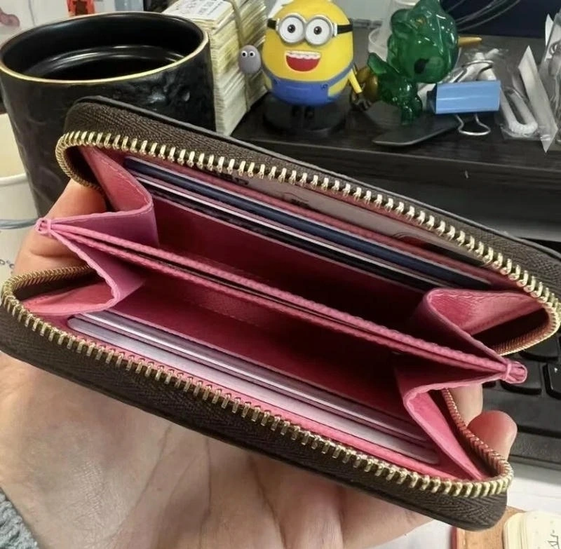 Biểu cảm bất lực trong ví rỗng meme quen thuộc