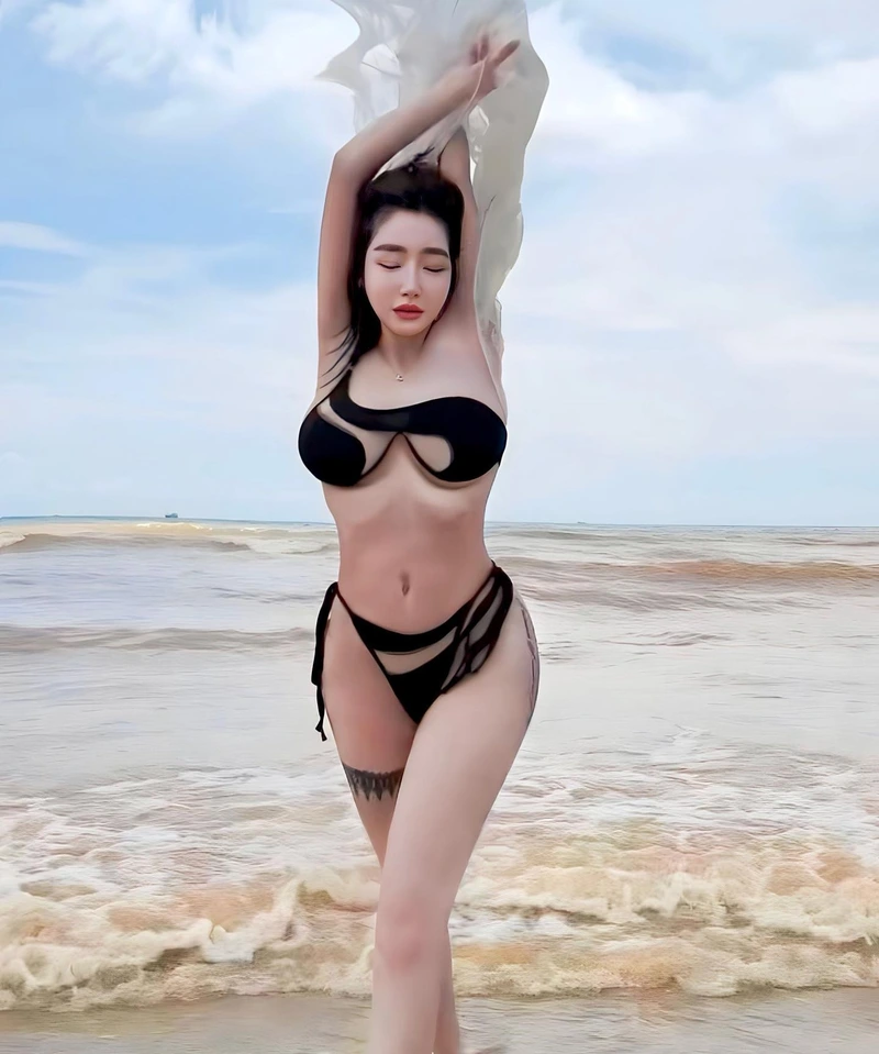 Elly Trần bikini sexy cùng phong cách thời trang mùa hè