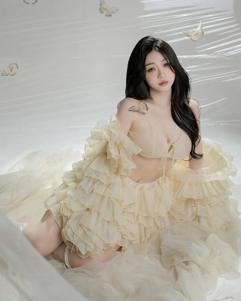 Hoa khôi Trần Hà Linh bikini trong chuyến nghỉ dưỡng biển