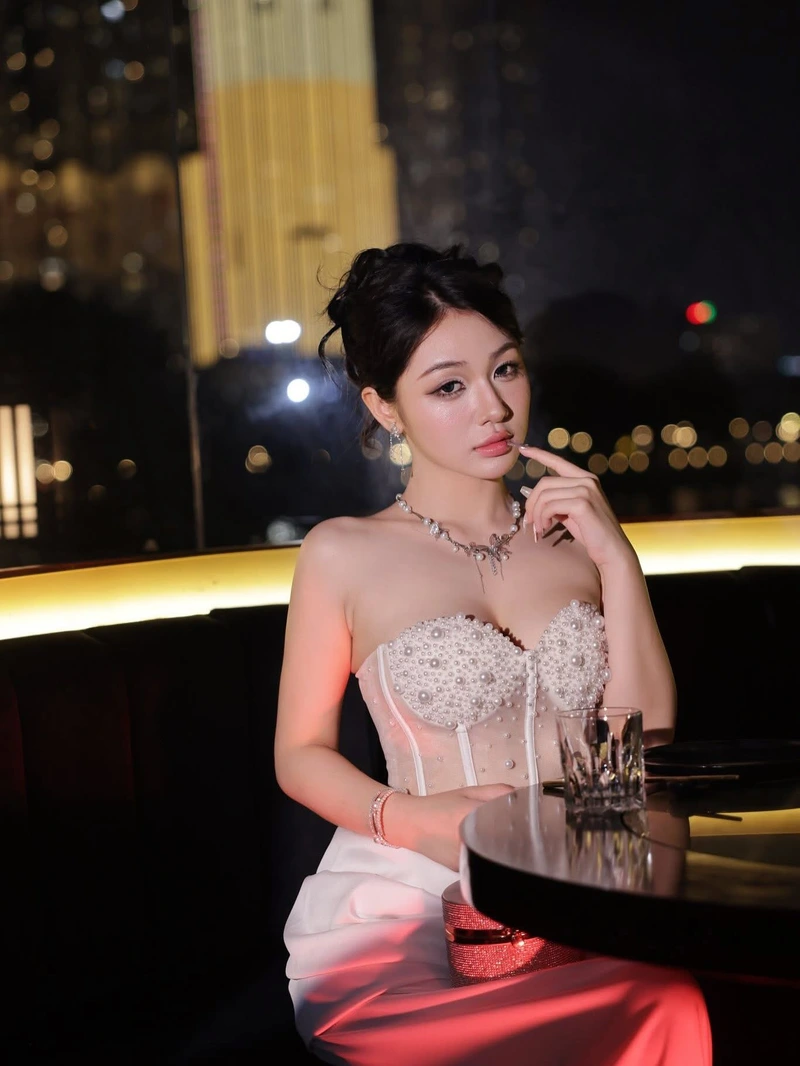 Hot girl Trần Hà Linh bikini cùng thần thái nổi bật