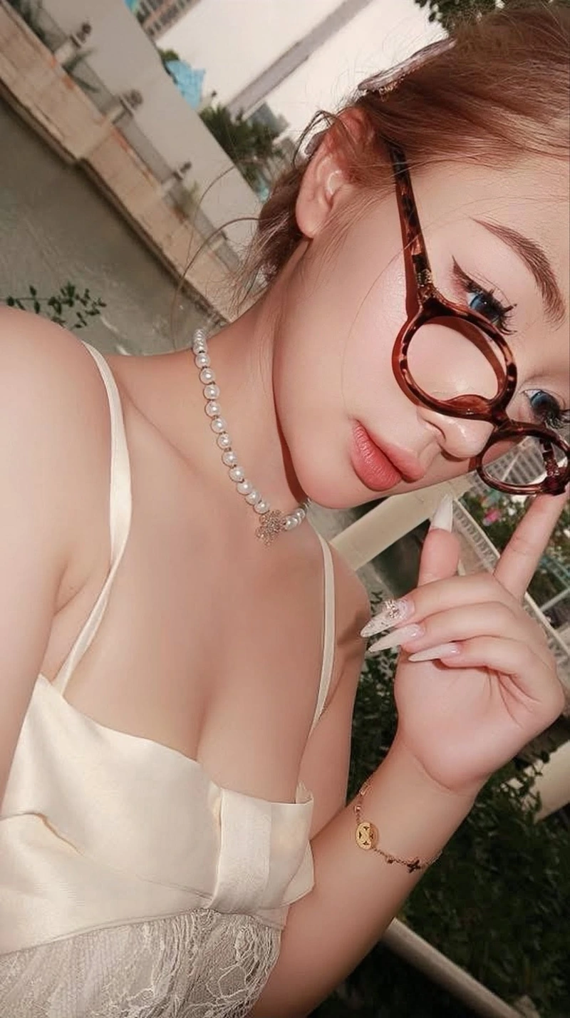 Hot girl Trần Hà Linh bikini trong ảnh hè nổi bật