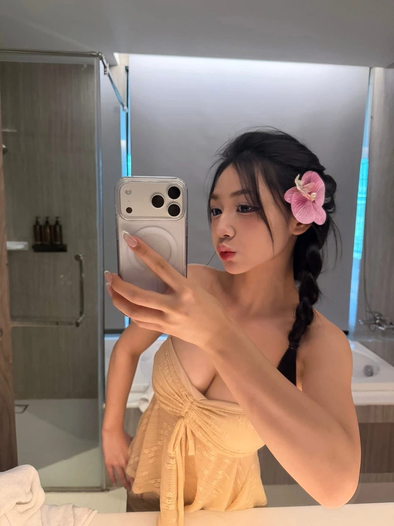 Không khí du lịch biển cùng Trần Hà Linh bikini