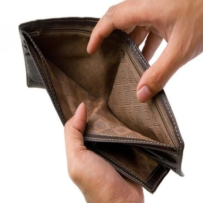 Khuôn mặt bất lực trong ảnh meme ví rỗng