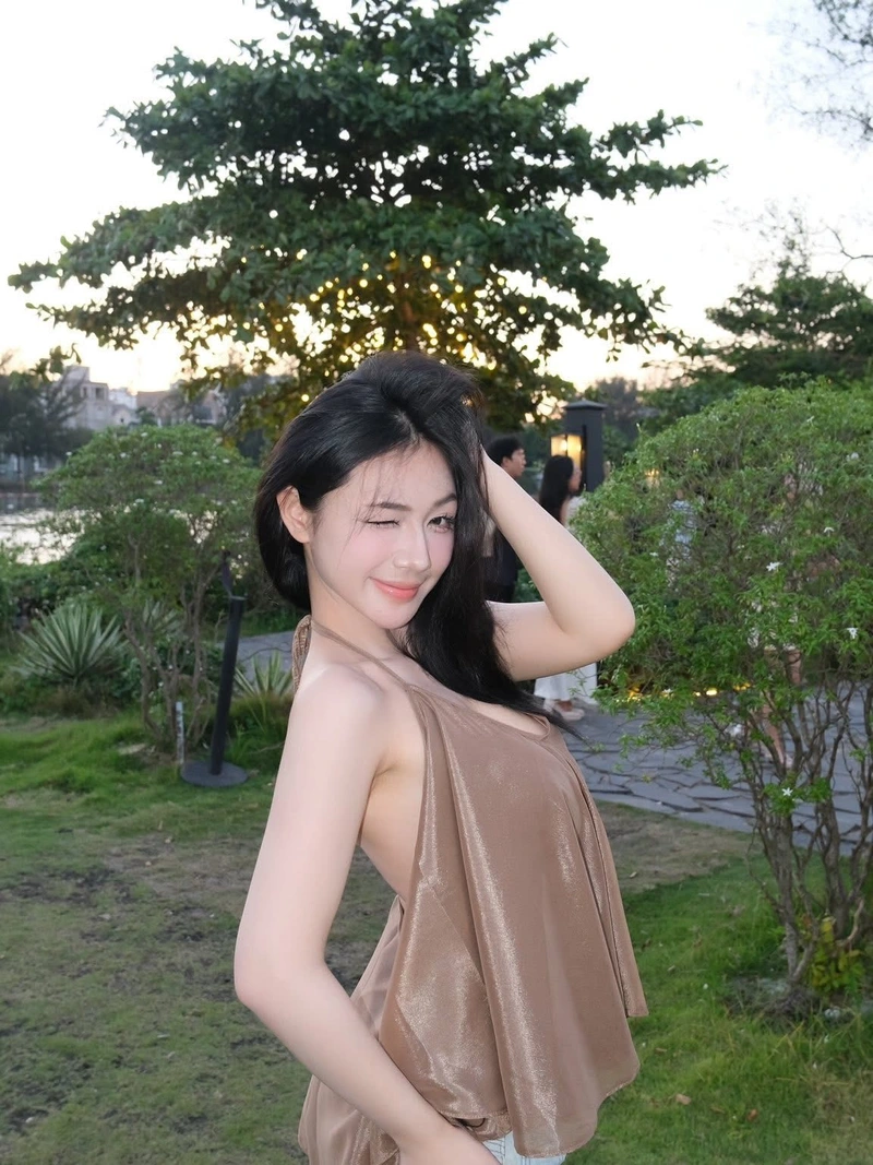 Người mẫu ảnh Trần Hà Linh bikini đầy cuốn hút