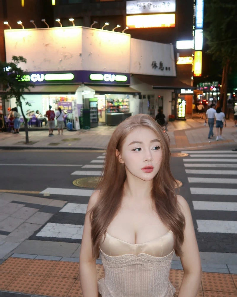 Trần Hà Linh bikini với nhan sắc trẻ trung nổi bật