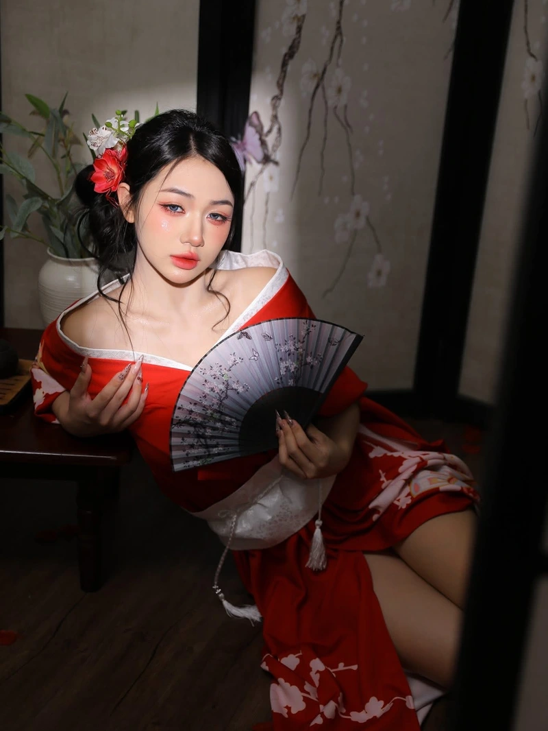 Trần Hà Linh bikini với phong cách hiện đại năng động