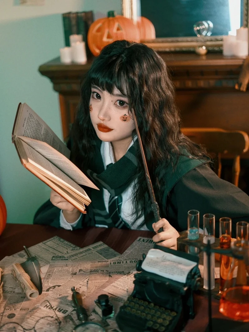 ảnh nghệ thuật cosplay phù thủy huyền ảo