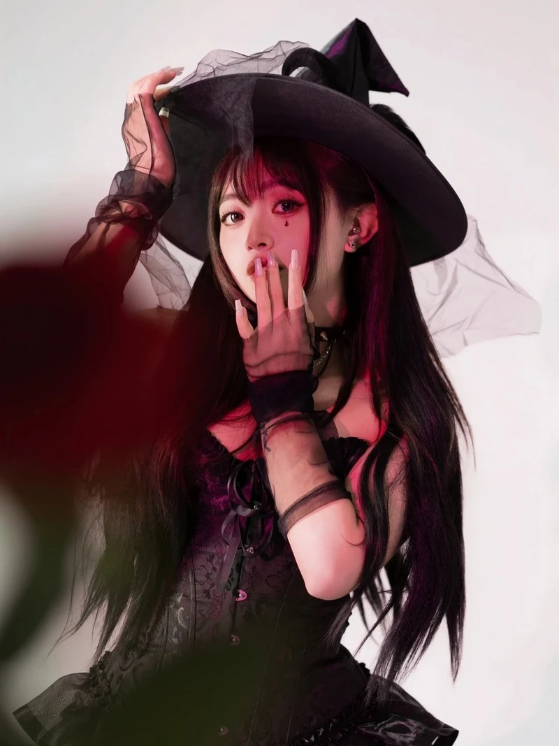 cosplay phù thủy với áo choàng dài