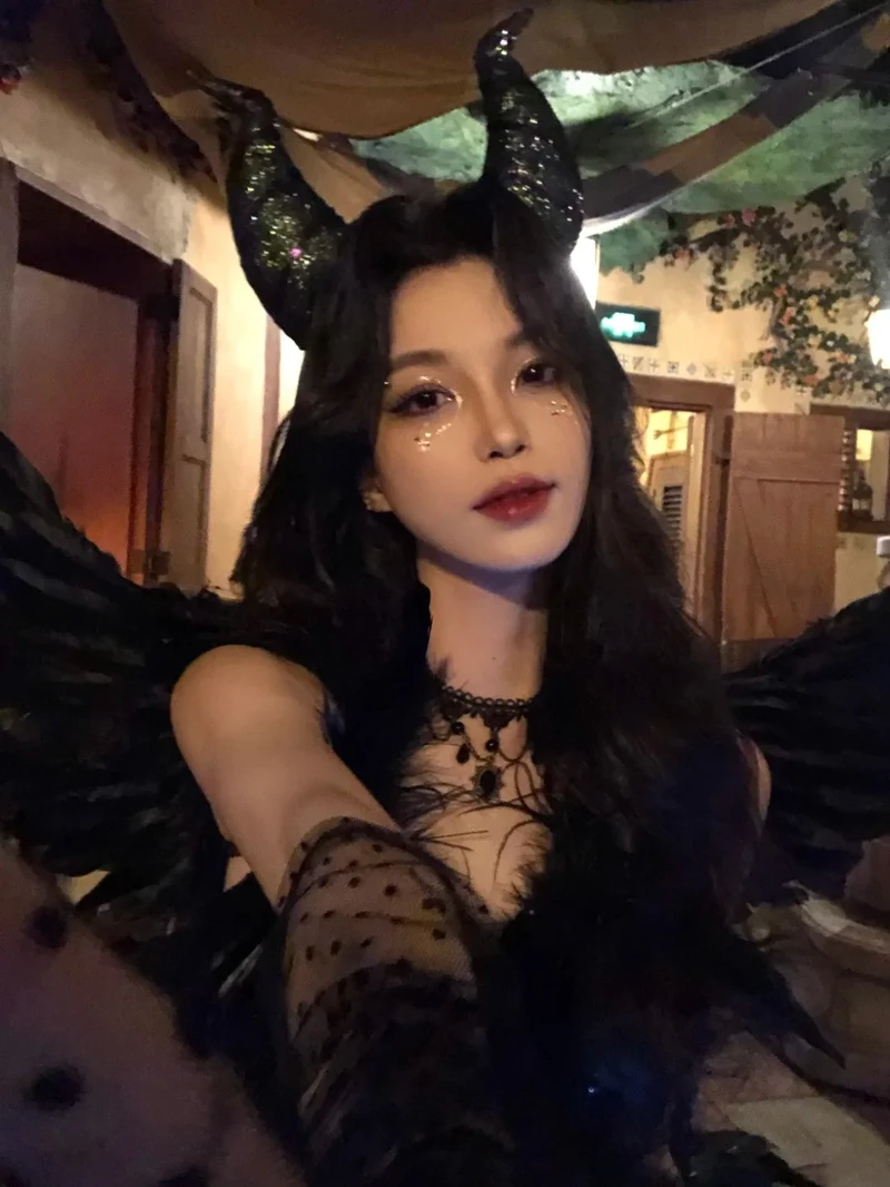 hình ảnh cosplay phù thủy nổi bật