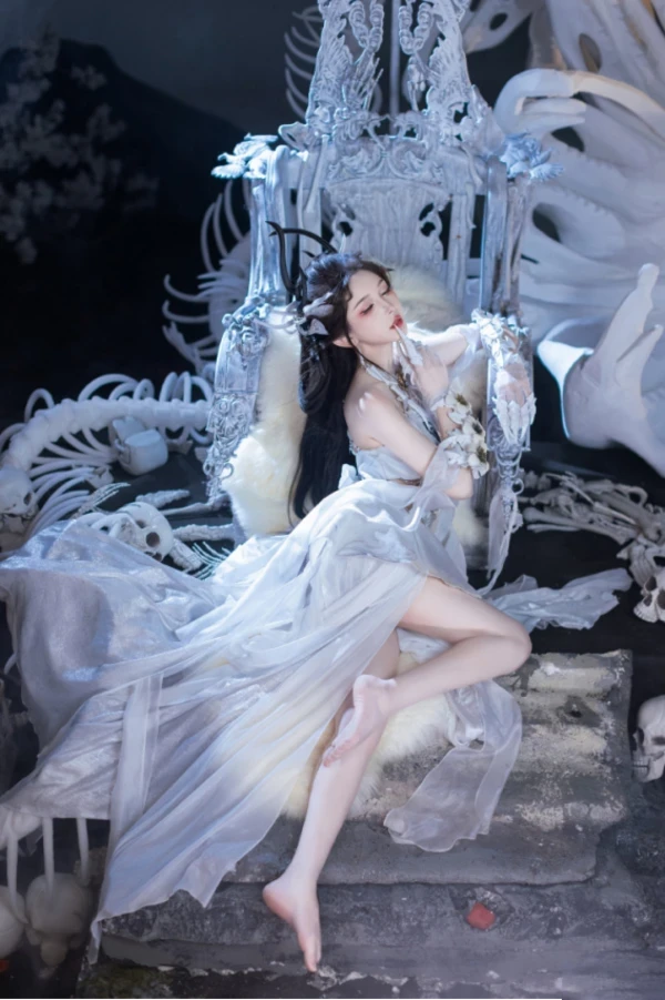 Ảnh cosplay bạch cốt tinh cuốn hút lạnh lùng