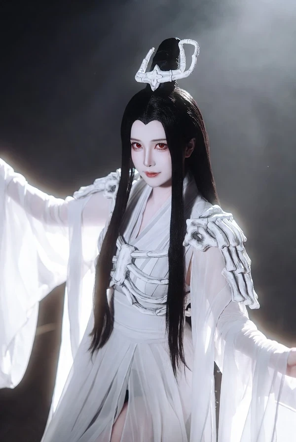 Bạch cốt tinh hình cosplay nóng bỏng cuốn hút