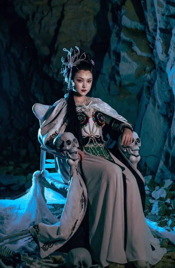Cosplay ảnh bạch cốt tinh quyến rũ cuốn hút
