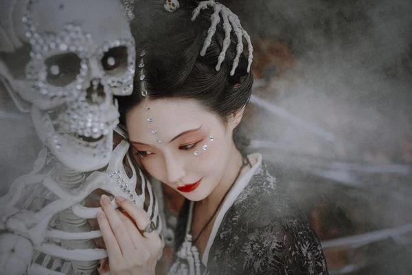Cosplay bạch cốt tinh ảnh ma mị cuốn hút