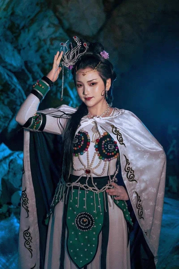 Hình cosplay bạch cốt tinh huyền bí nóng bỏng