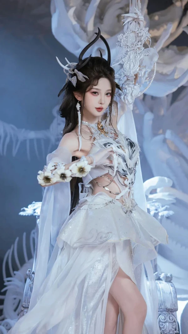 Hình cosplay bạch cốt tinh sexy lạnh lùng