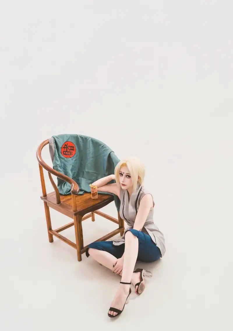 hình ảnh cosplay Tsunade ngầu với thần thái mạnh mẽ