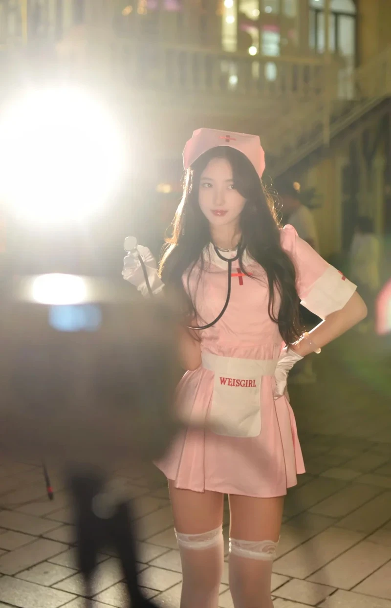 Ảnh cosplay y tá quyến rũ cuốn hút