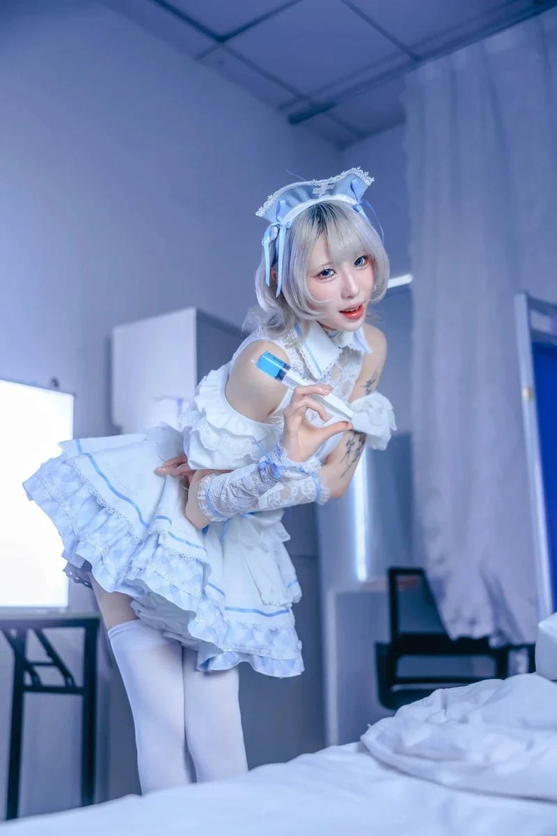 Ảnh y tá cosplay duyên dáng quyến rũ