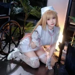 Hình cosplay y tá xinh đẹp nổi bật