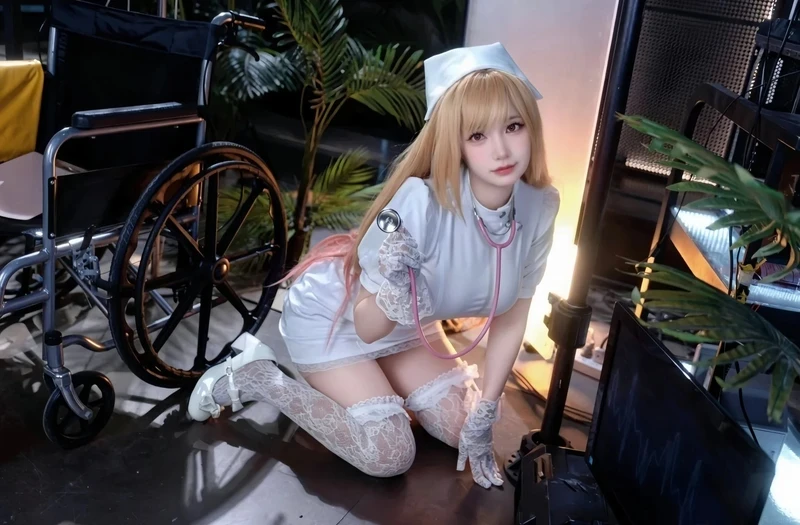 Hình cosplay y tá xinh đẹp nổi bật