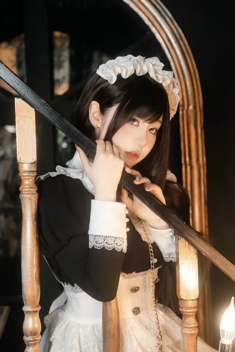 Hình hầu gái cosplay tinh nghịch đáng yêu