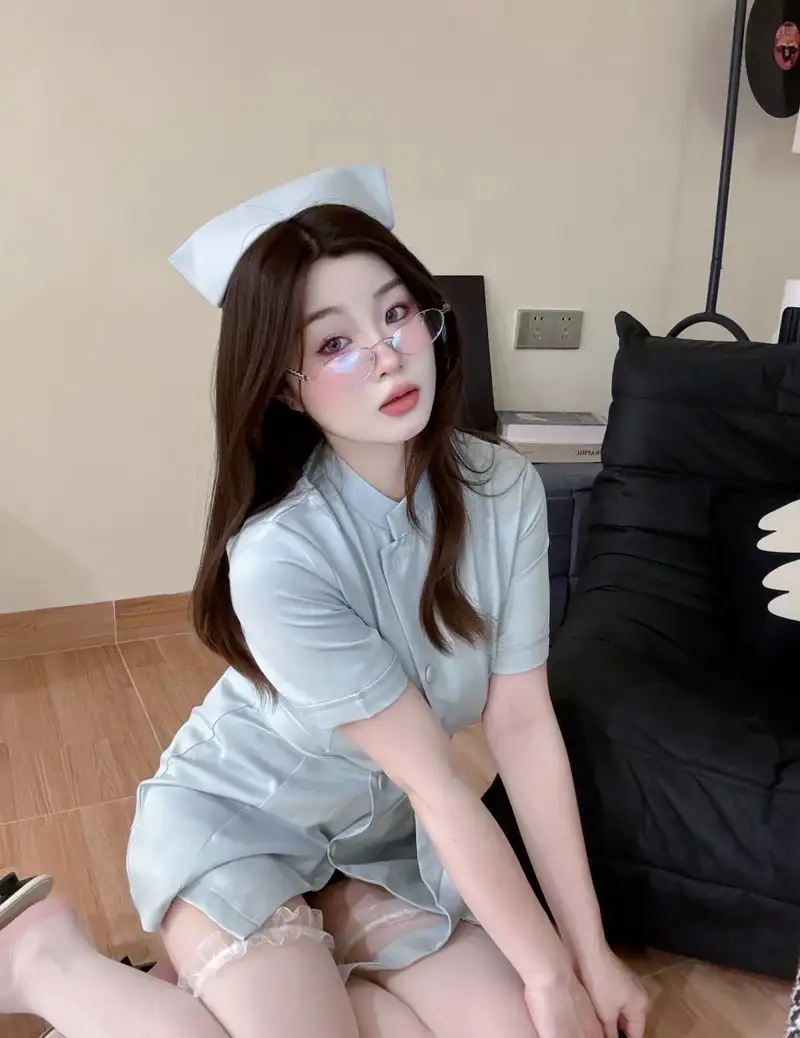 ảnh cosplay y tá dễ thương với phong cách nổi bật