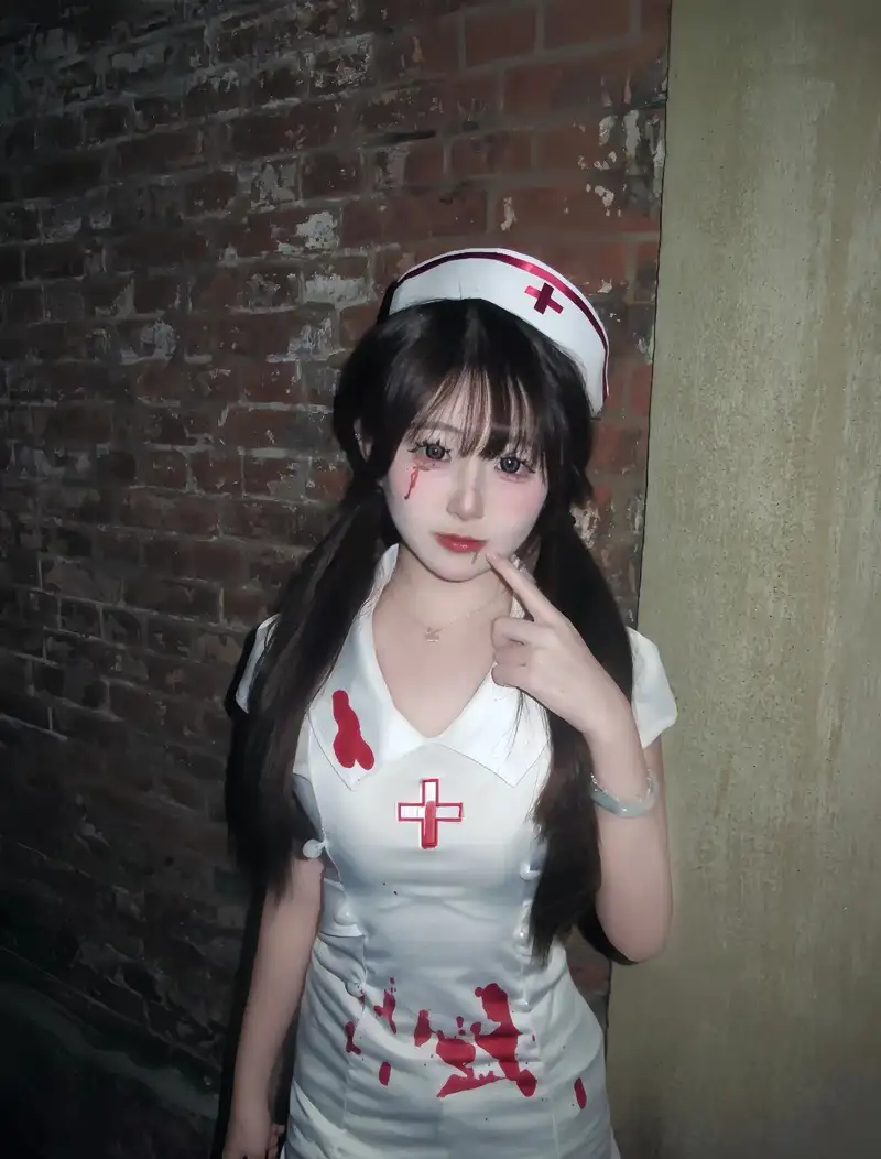 ảnh cosplay y tá nữ ấn tượng và cuốn hút