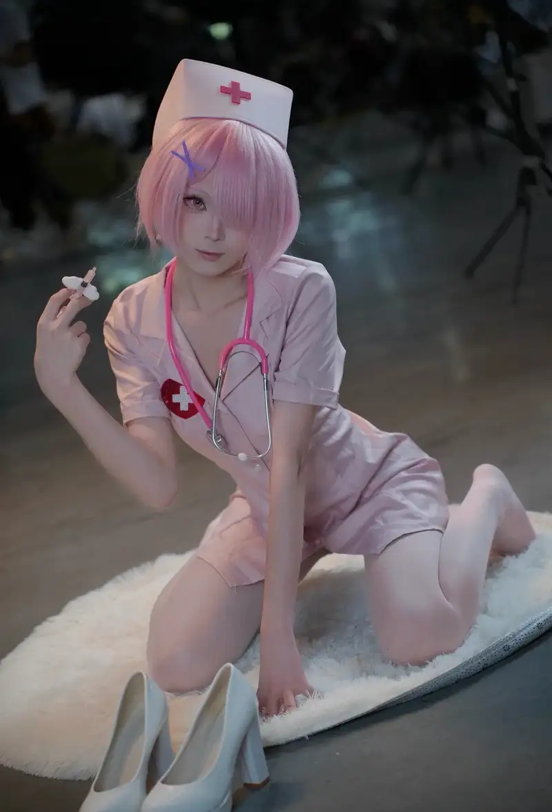 ảnh cosplay y tá nữ xinh đẹp và cuốn hút
