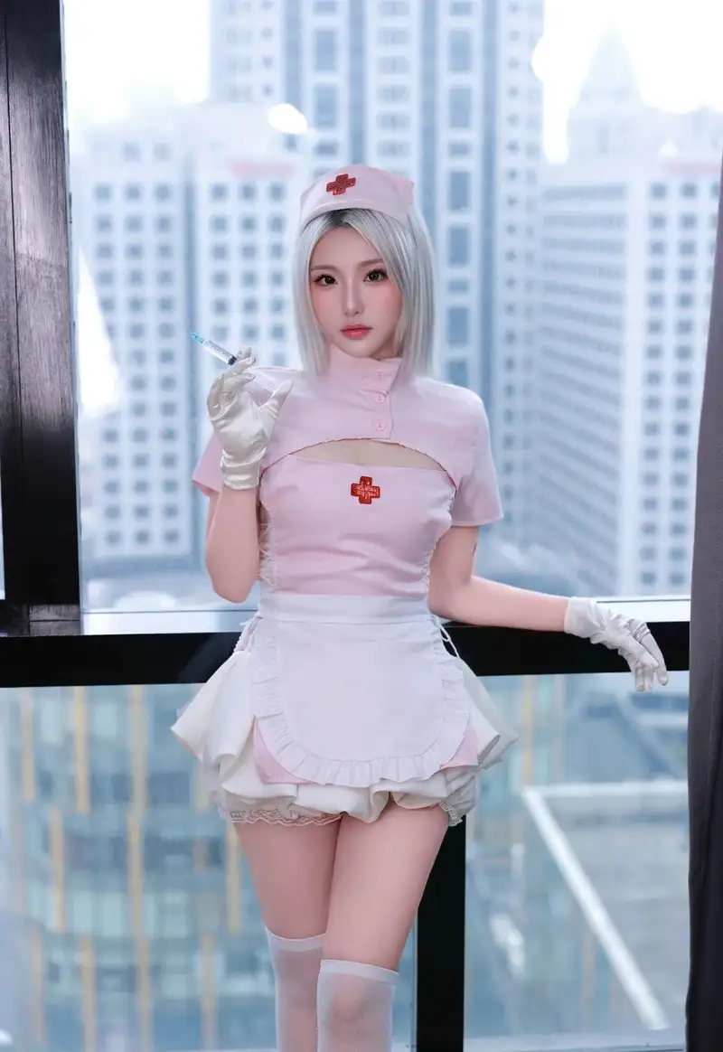 ảnh đẹp cosplay y tá với tạo hình độc đáo