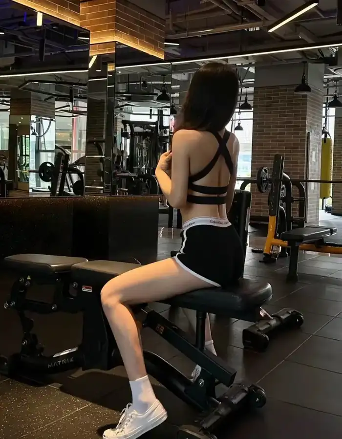 ảnh gái xinh đang luyện tập trong phòng gym