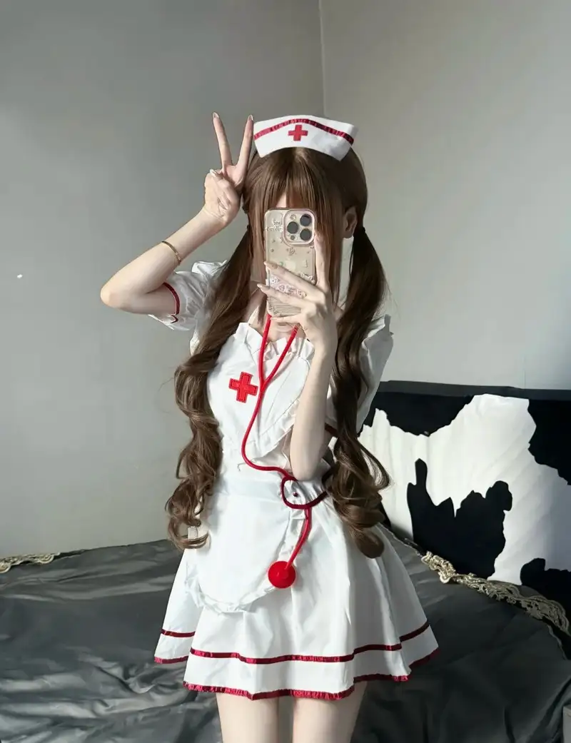 cosplay y tá ảnh đẹp với phong cách nữ tính
