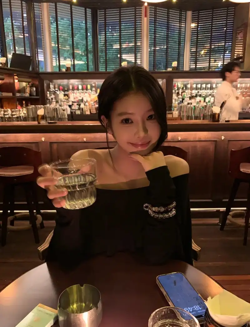 gái xinh đi bar cùng bạn bè