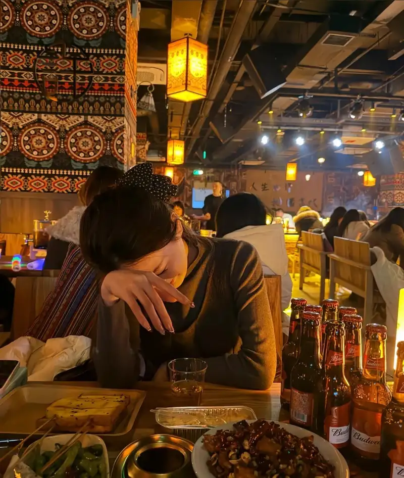 gái xinh đi bar trong không gian sang trọng