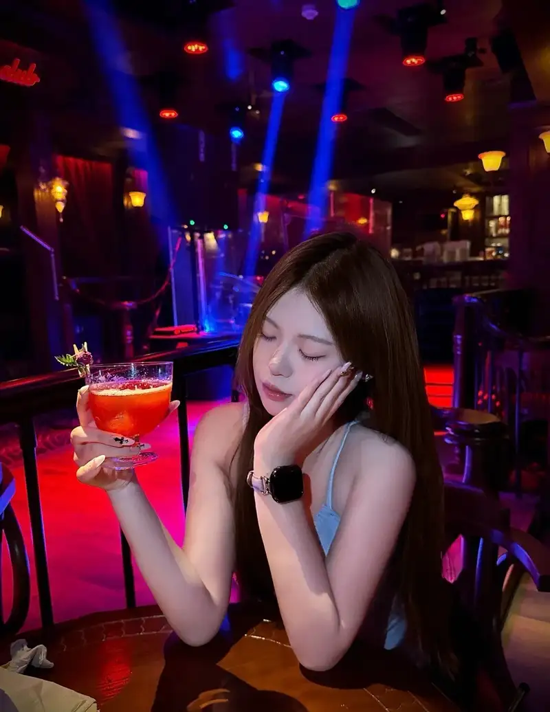 hình ảnh gái xinh đi bar nổi bật