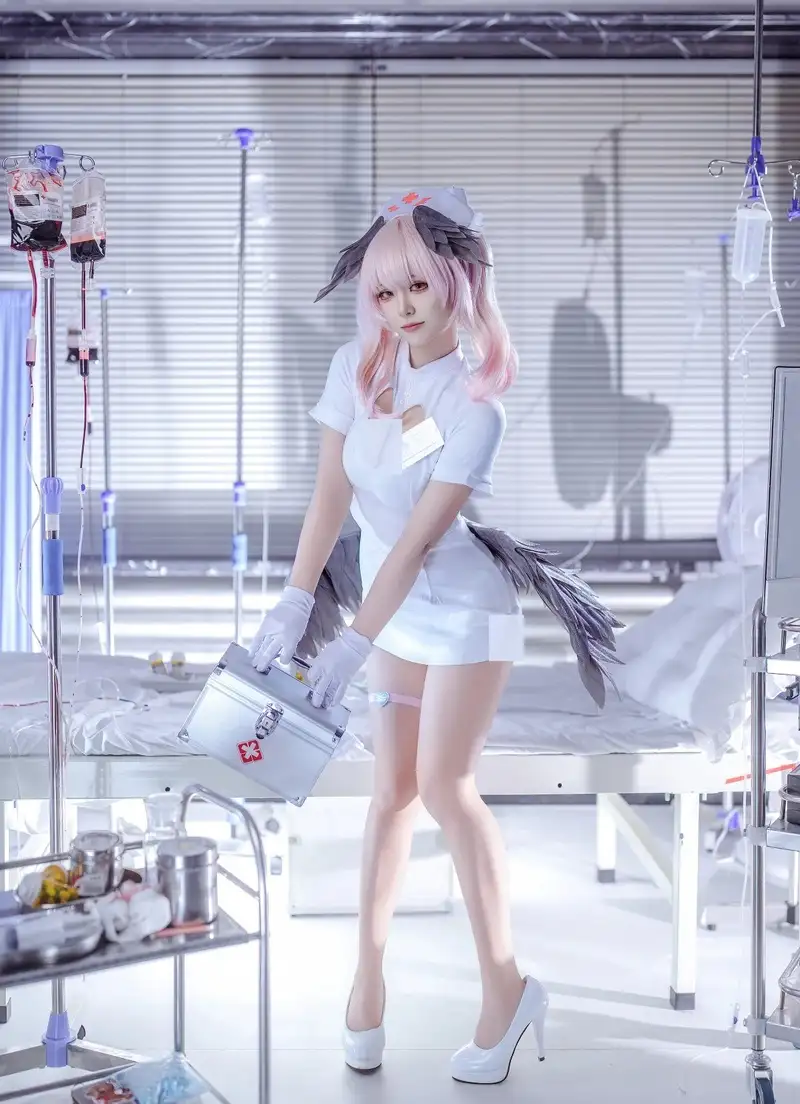 hình cosplay y tá nữ xinh đẹp và nổi bật