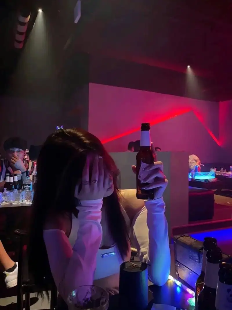 hình gái xinh đi bar ban đêm
