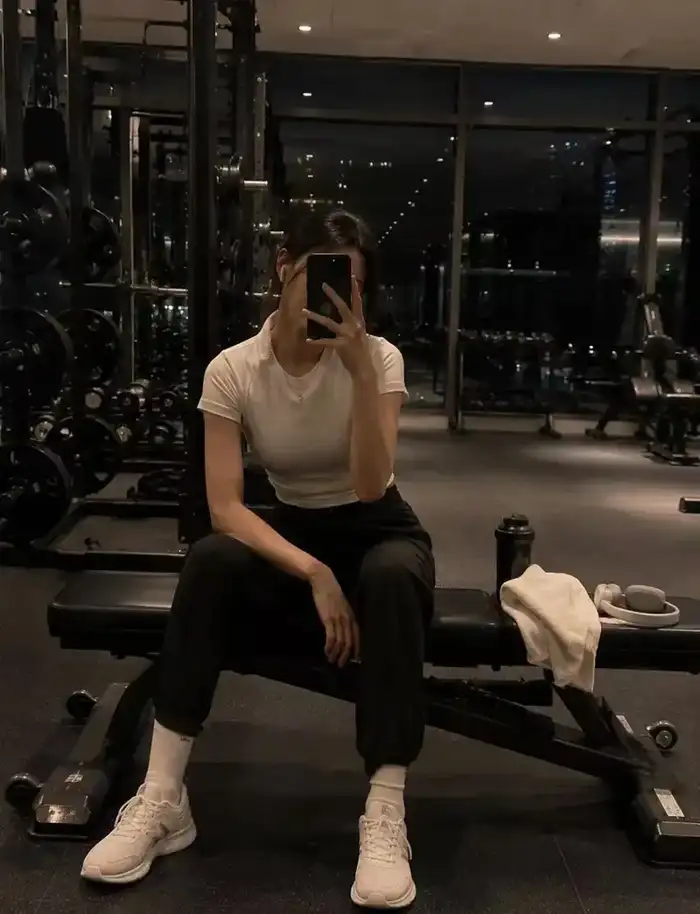 hình gái xinh tập gym năng động và khỏe khoắn