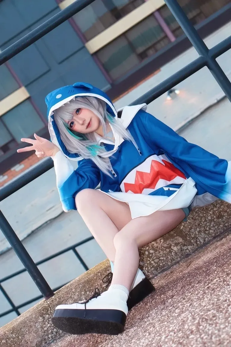 Ảnh Gawr Gura cosplay Yaoyaoqwq rạng rỡ tươi tắn