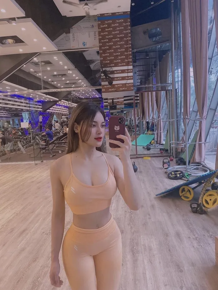 Ảnh gái xinh tập gym bikini mỏng tang vòng ba gợi dục