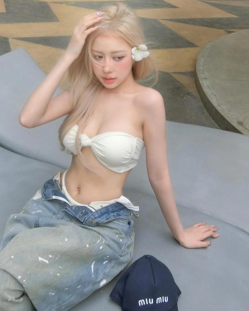Ảnh Lê Huyền Diệu mặc bikini sexy show hàng đầy đặn