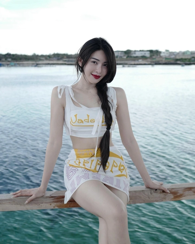 Ảnh Linh Trương show hàng vòng một to tròn hút hồn