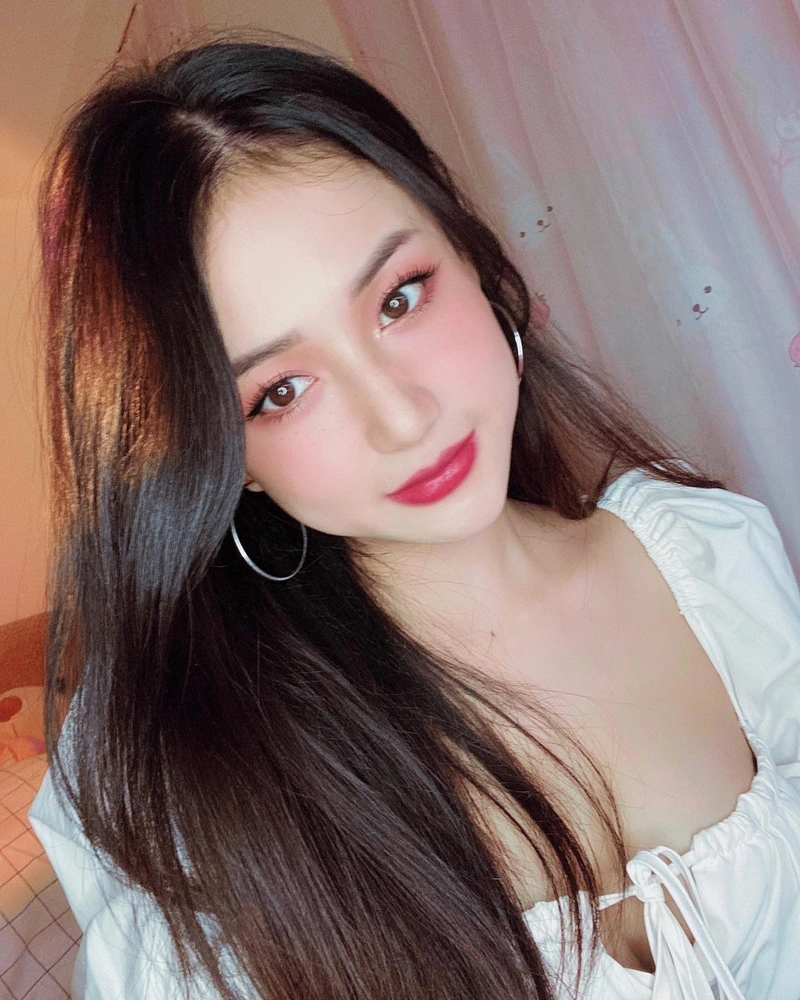 Ảnh TikToker Như Lê sexy không che đầy mê hoặc
