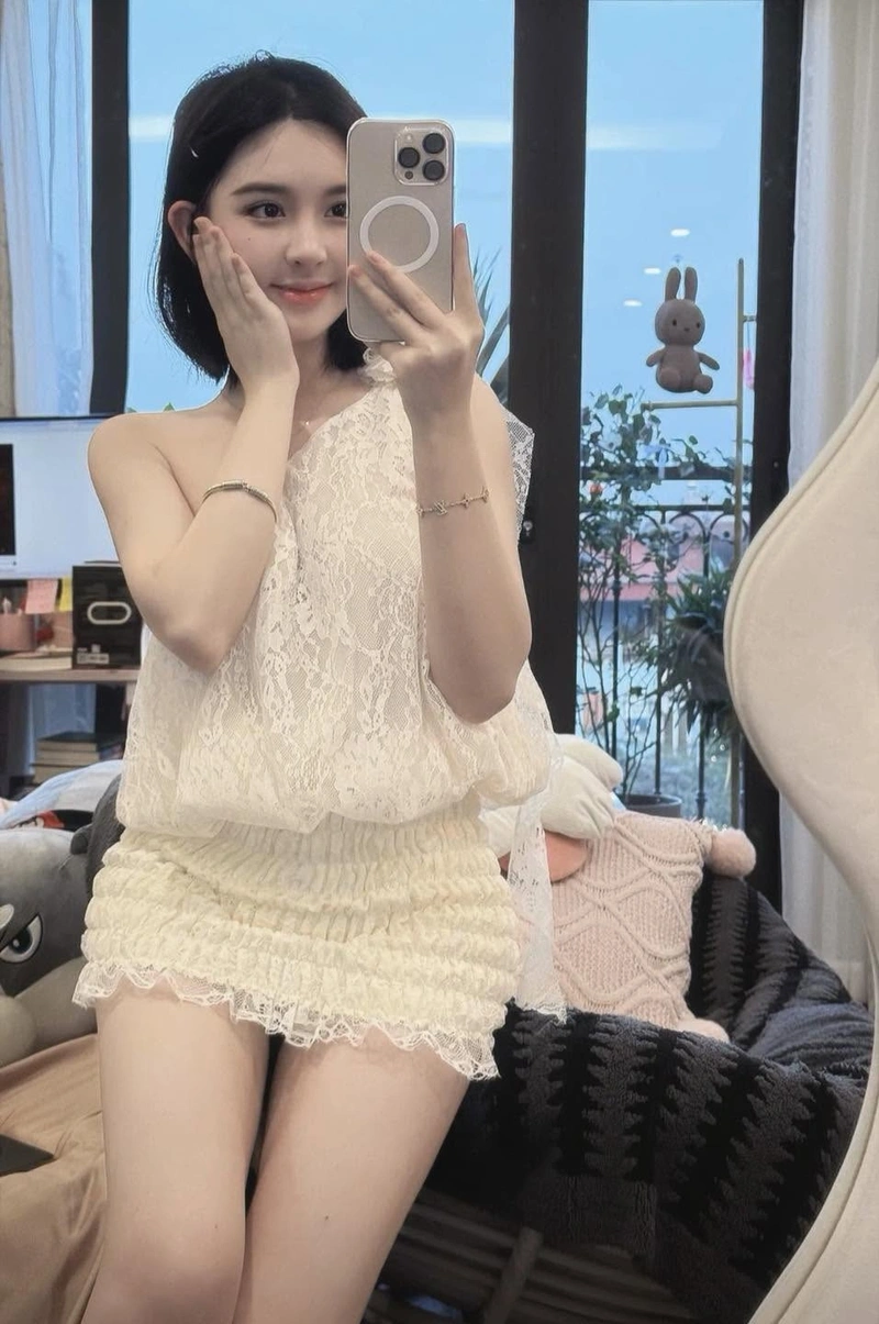 Ảnh Trần Huyền Châu bikini nóng bỏng vòng 1 siêu phẩm