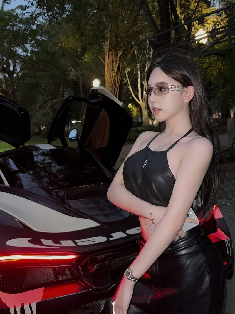 Ảnh Trần Huyền Châu bikini sexy full HD vòng 3 căng đầy